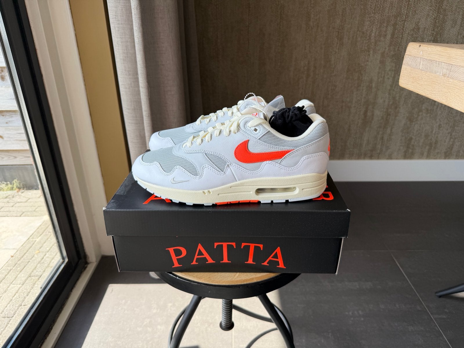 Nike Air Max 1 Patta Waves White Hyper Crimson - Maat 44, Wit, Nieuw, Ophalen of Verzenden, Sneakers of Gympen