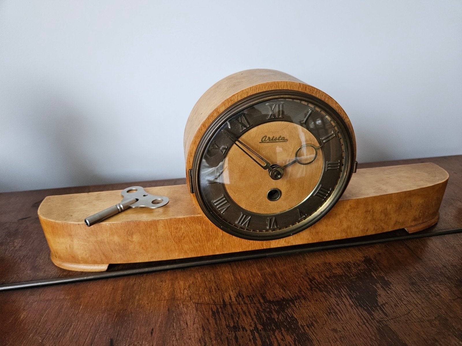 Vintage Arista tafelklok met sleutel - Hout en messing, Ophalen