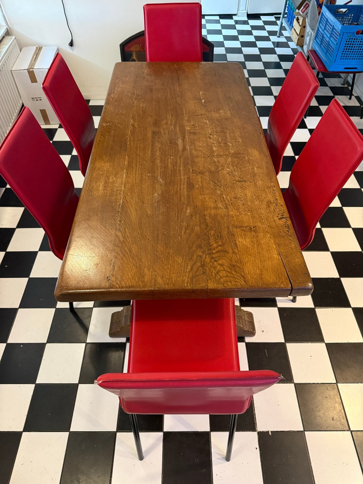 Robuuste eikenhouten eettafel met 6 rode stoelen, Huis en Inrichting, Ophalen, Gebruikt, Eikenhout, 50 tot 100 cm