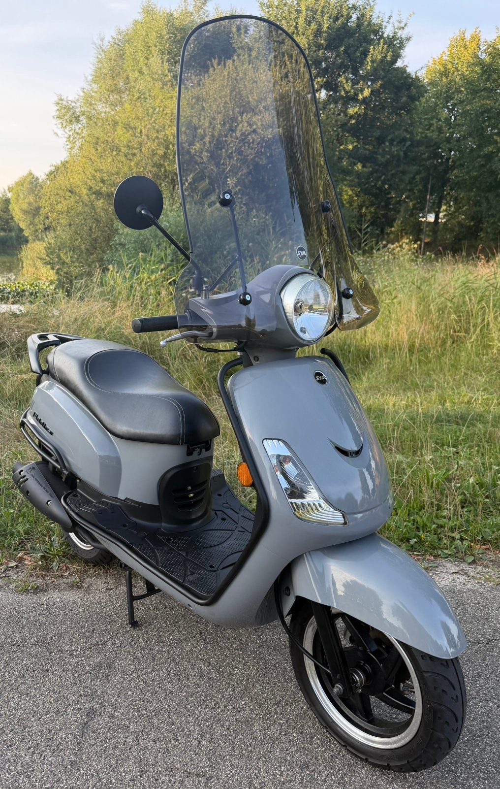 Sym Fiddle 2 45km - Nardo Grey - Black Pack - Smoke scherm!, Ophalen, Maximaal 45 km/u, Zo goed als nieuw, Benzine