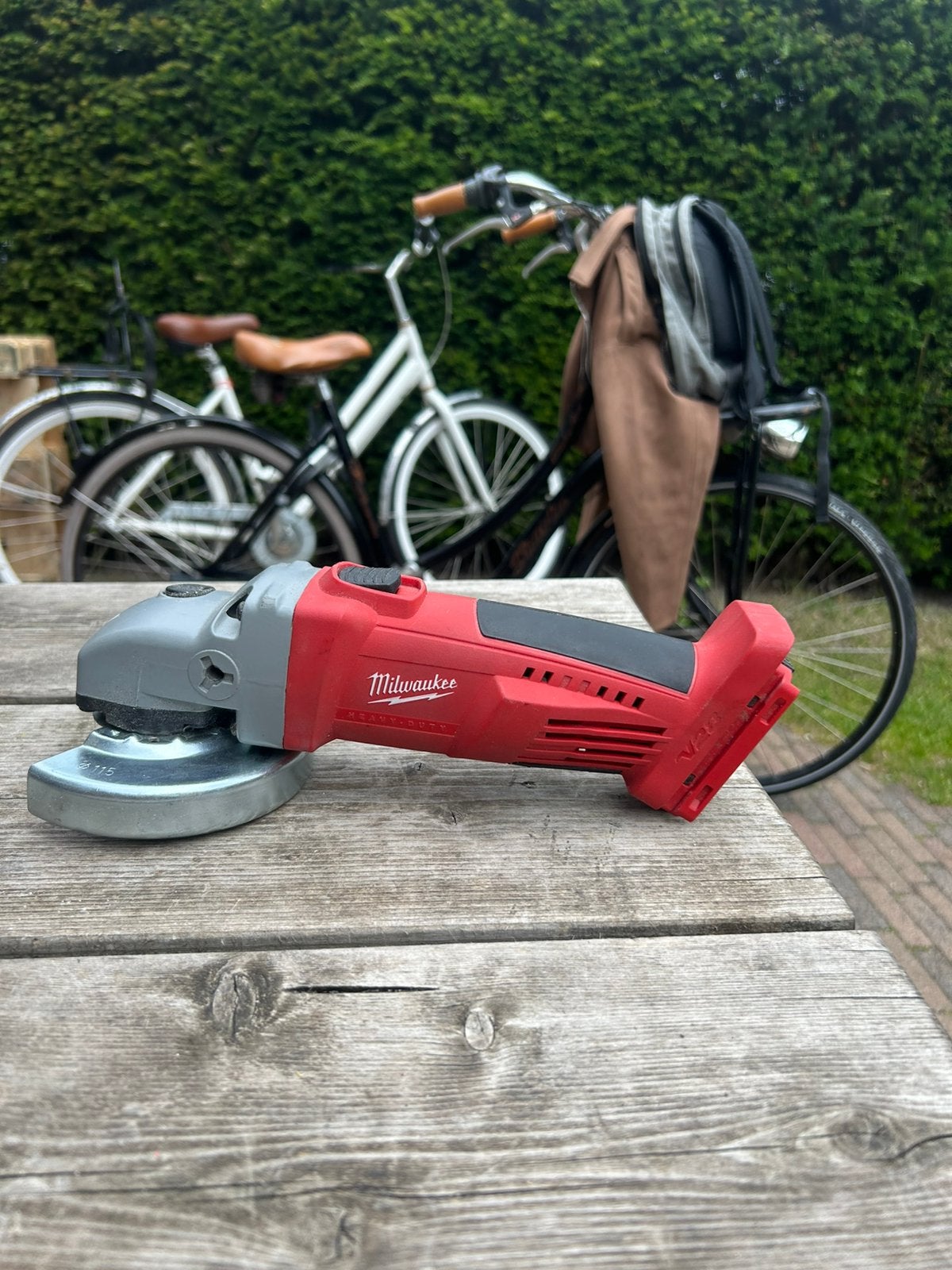 Milwaukee M28 AG slijptol, Ophalen of Verzenden, Zo goed als nieuw, 1000 watt of meer, Haakse handslijpmachine
