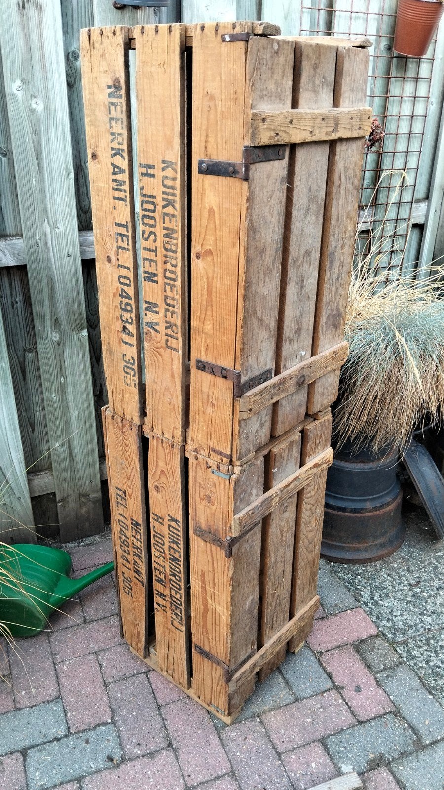 Leuke smalle lange kast gemaakt van oude kuikenkisten brocan, Ophalen