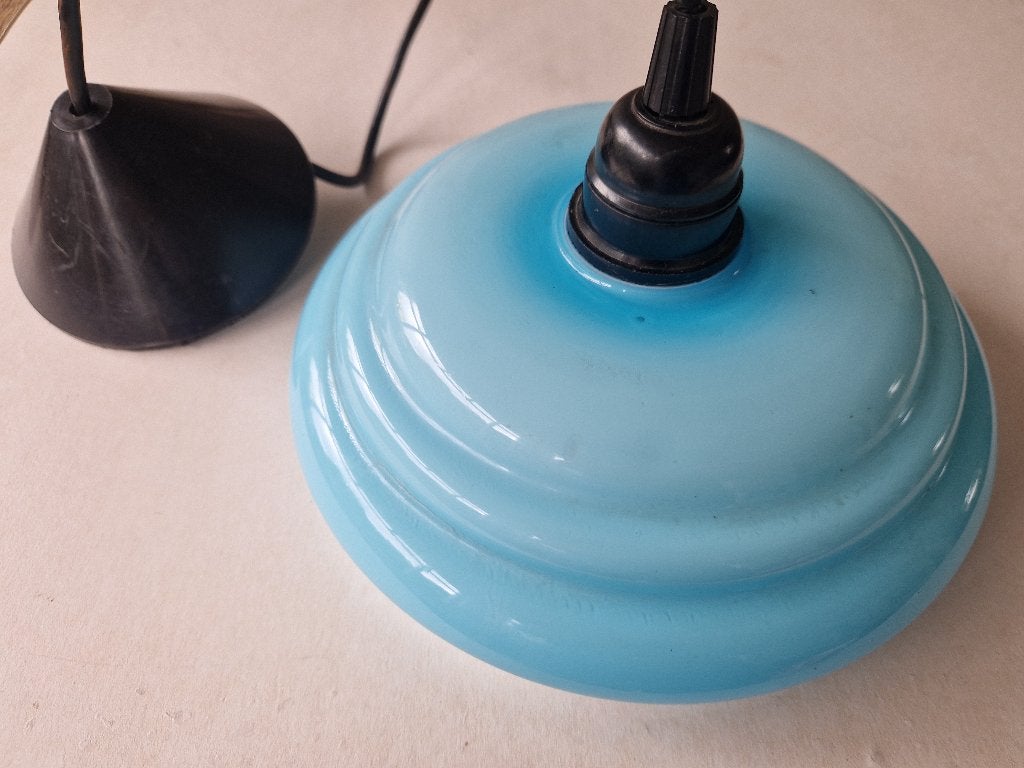 Vintage hanglamp van lichtblauw melkglas., Ophalen of Verzenden, Zo goed als nieuw, Glas, E27 (groot)