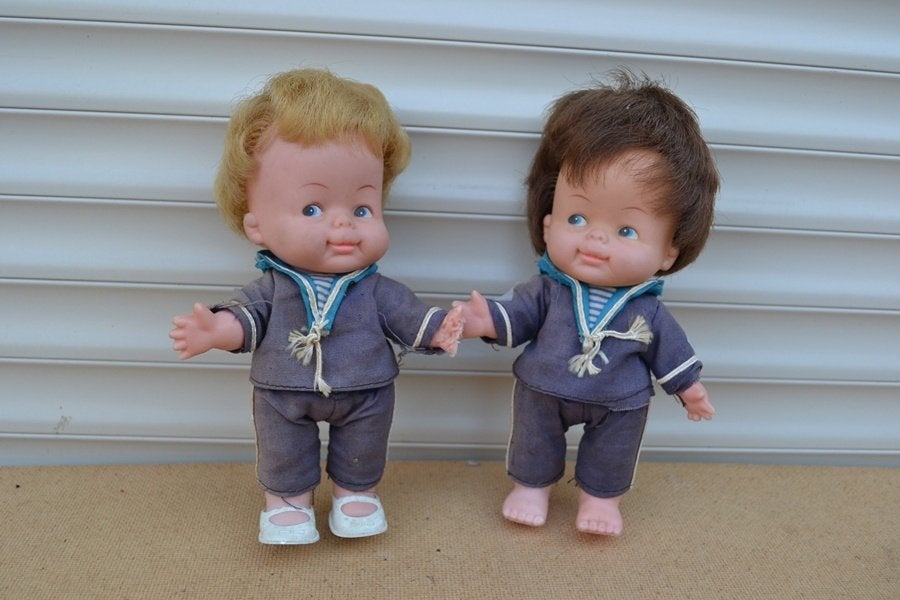 OPRUIMING:2 leuke famosa popjes met originele kleding Nr8577, Ophalen of Verzenden, Zo goed als nieuw, Pop