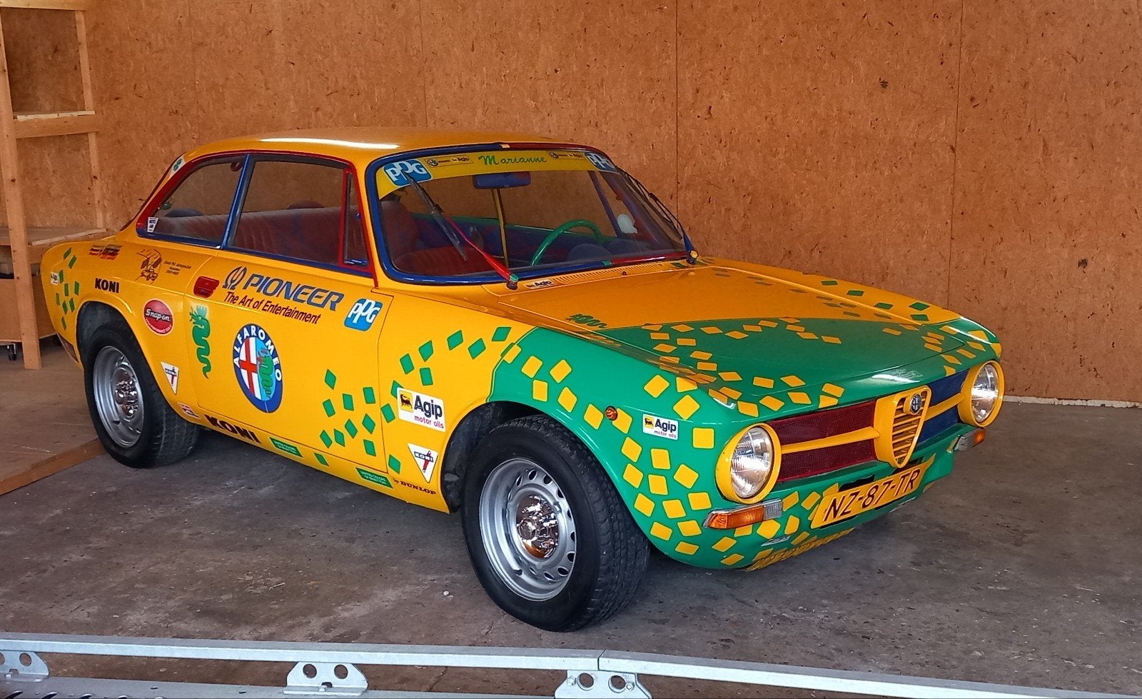 Alfa Romeo  GT Junior 1971, 970 kg, 4 cilinders, Geel, Handgeschakeld