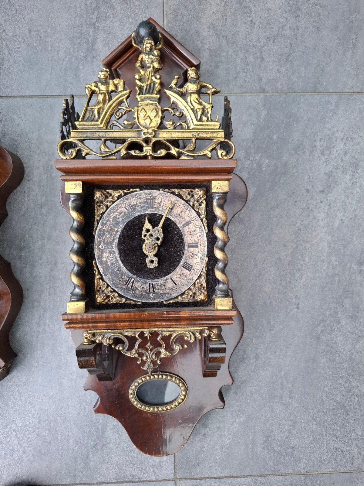 Antieke Wandklok met Bronzen Ornamenten, Ophalen of Verzenden