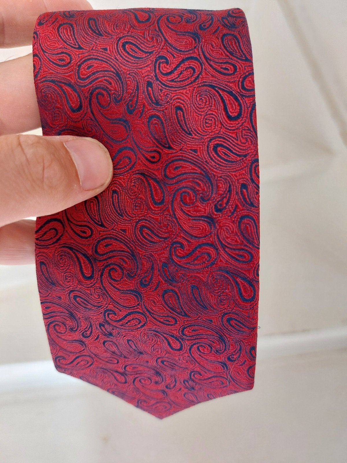 Rode power stropdas met subtiel blauw motief, Kleding | Heren, Stropdassen, Ophalen of Verzenden, Zo goed als nieuw, Met patroon