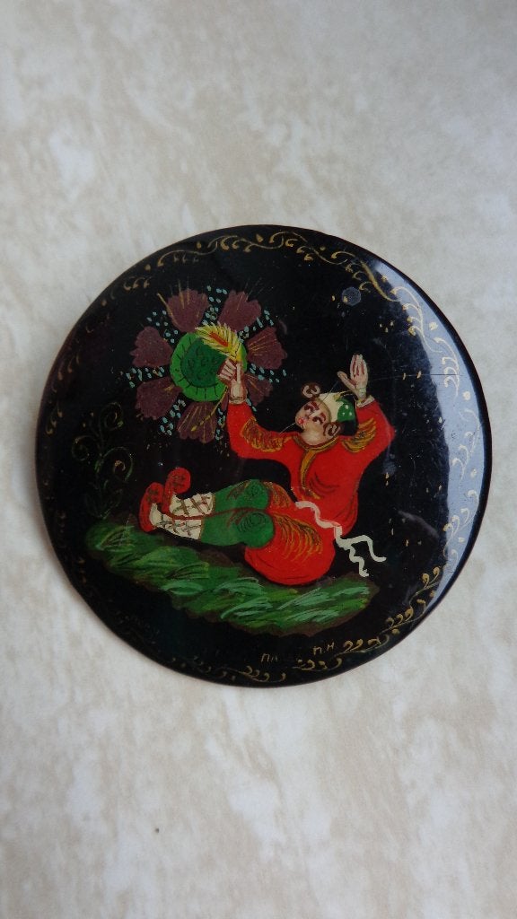 Twee Russische lakbroches, Ophalen