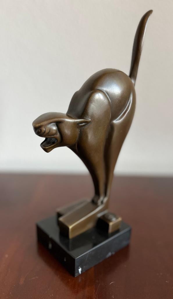 Bronzen beeld van een schrikkende kat op een marmeren voet., Ophalen of Verzenden