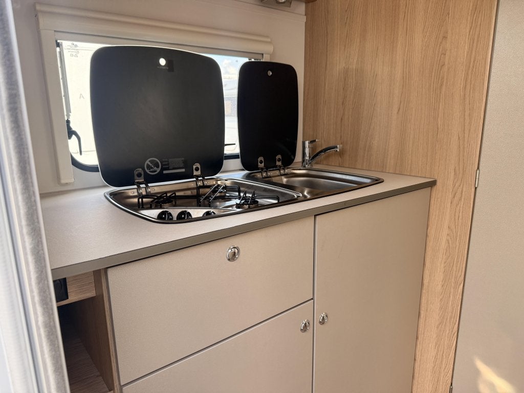 LMC Sassino 450 D met mover, luifel, fietsenrek, zondag open, Caravans en Kamperen, Bedrijf, Treinzit, Overige typen, 5 tot 6 meter