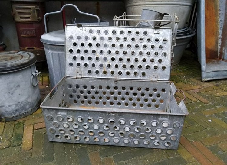 Zinken eierenkist.  krat  mand uit Hongarije, Ophalen
