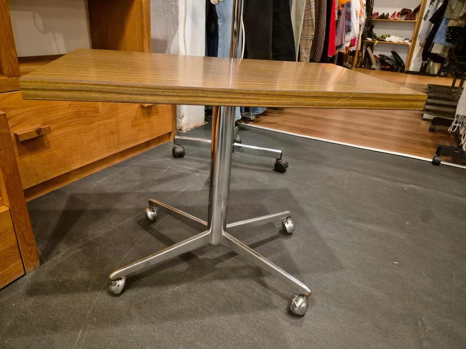 Bijzettafel op wieltjes - Hout en Metaal, Gebruikt, 50 tot 100 cm, Tot twee personen, 50 tot 100 cm