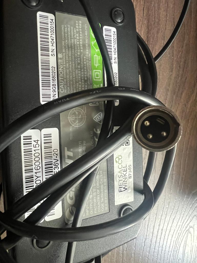 Giant 3 polig 3 pins acculader snelader 4 amp, Fietsen en Brommers, Ophalen of Verzenden, Zo goed als nieuw