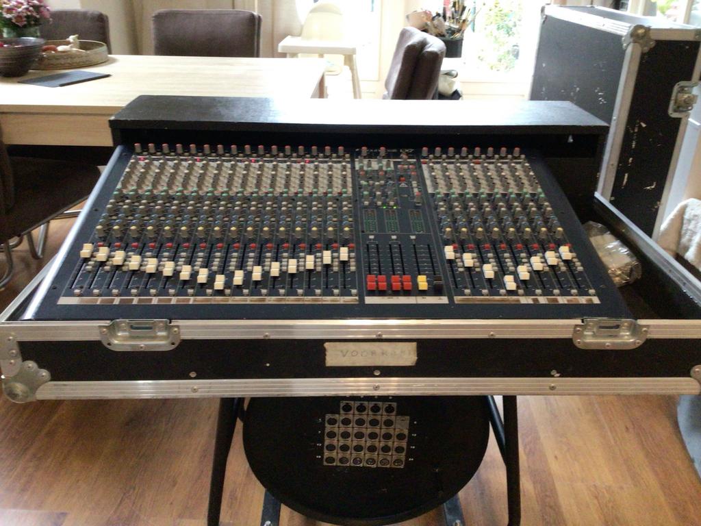 Soundcraft LX7 Analoog Mengpaneel met Flightcase, Muziek en Instrumenten, Ophalen, Gebruikt, 20 kanalen of meer, Microfooningang