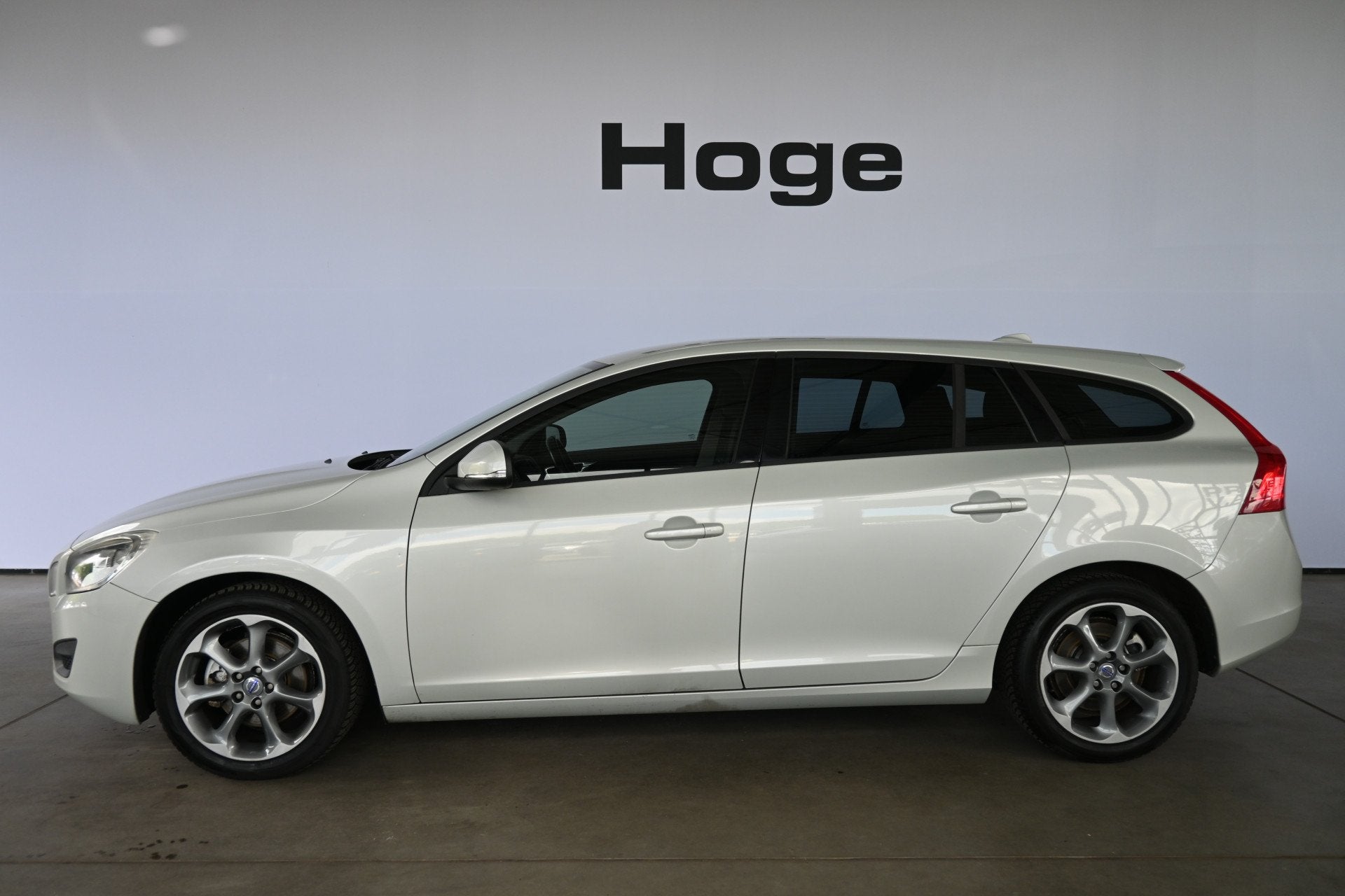 Volvo V60 1.6 T3 Kinetic Cruise control Clima Lichtmetaal Na, Auto's, Voorwielaandrijving, Gebruikt, 4 cilinders, Wit