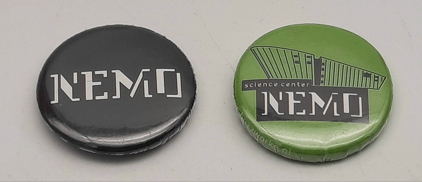 Buttons 2 verschillende NEMO  Amsterdam, Ophalen of Verzenden, Zo goed als nieuw, Overige onderwerpen, Button