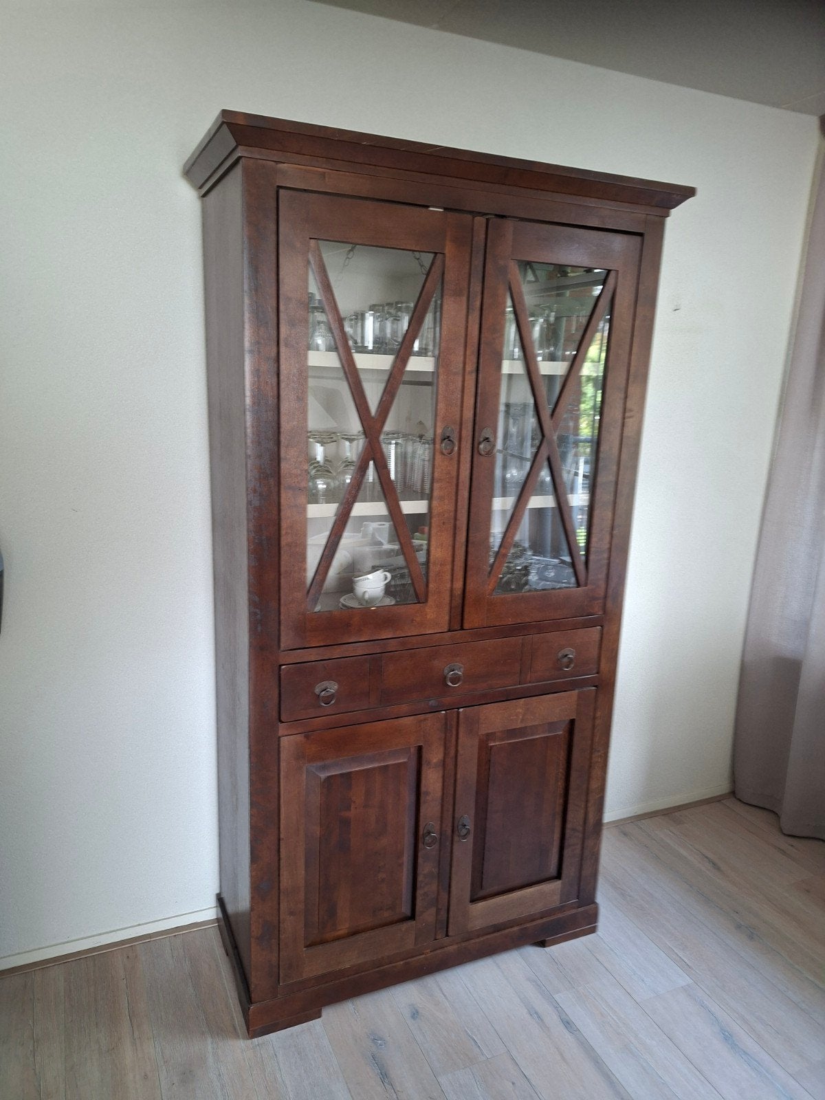 Prachtige houten vitrinekast met glazen deuren, Ophalen