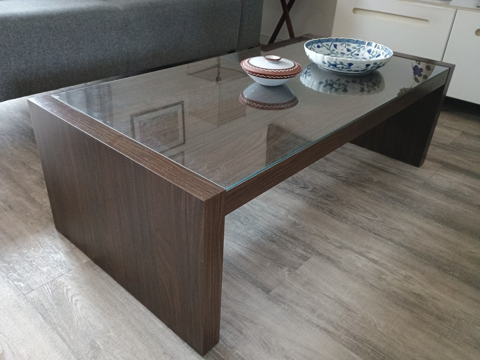 Moderne salontafel met glazen blad en houten onderstel, Huis en Inrichting, Tafels | Salontafels, Ophalen, Gebruikt, 100 tot 150 cm