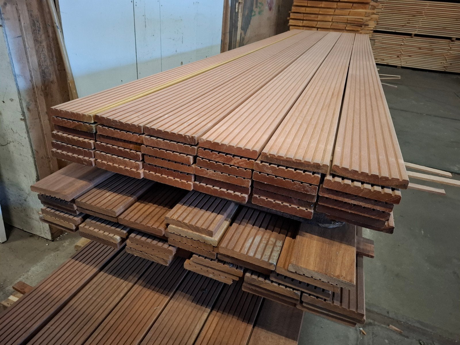 partij 36 st hardhout vlonderplanken 395 cm bezorgen mogelij, Ophalen, Nieuw, A, Hout