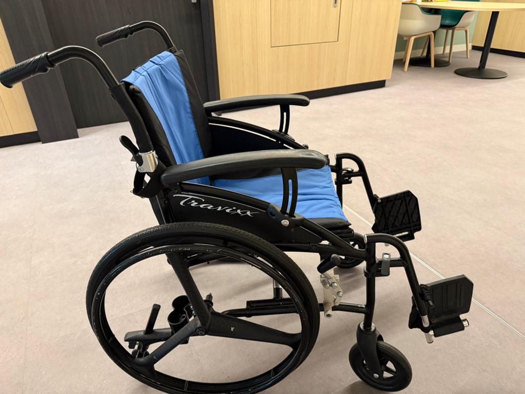 Opvouwbare lichtgewicht Rolstoel van het merk travixx, Diversen, Rolstoelen, Ophalen, Zo goed als nieuw, Duwrolstoel