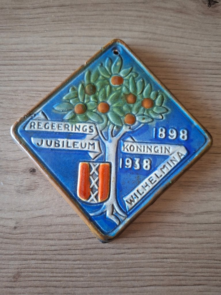 Herdenkingstegel jubileum Koningin Wilhelmina, Verzamelen, Ophalen of Verzenden, Zo goed als nieuw, Nederland, Kaart, Foto of Prent