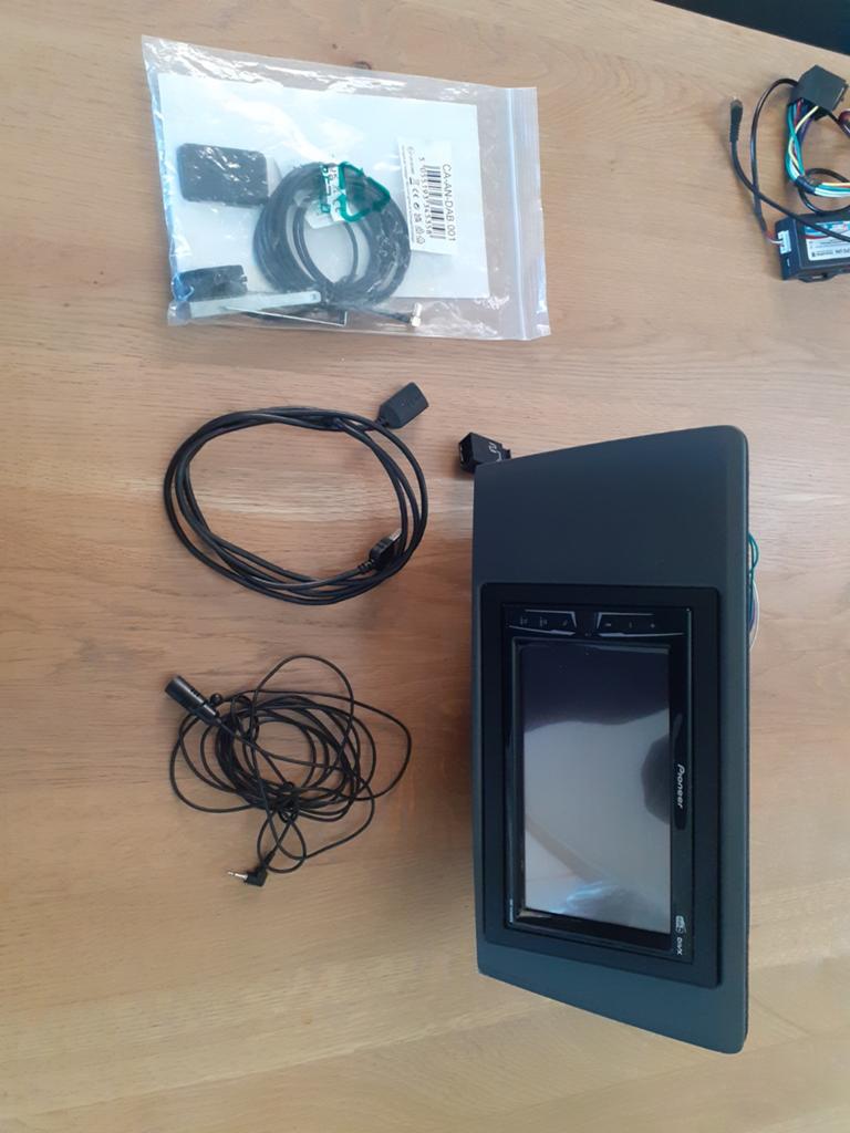 Pioneer DMH-A3300DAB eventueel met volvo frame, stuur module, Ophalen, Zo goed als nieuw