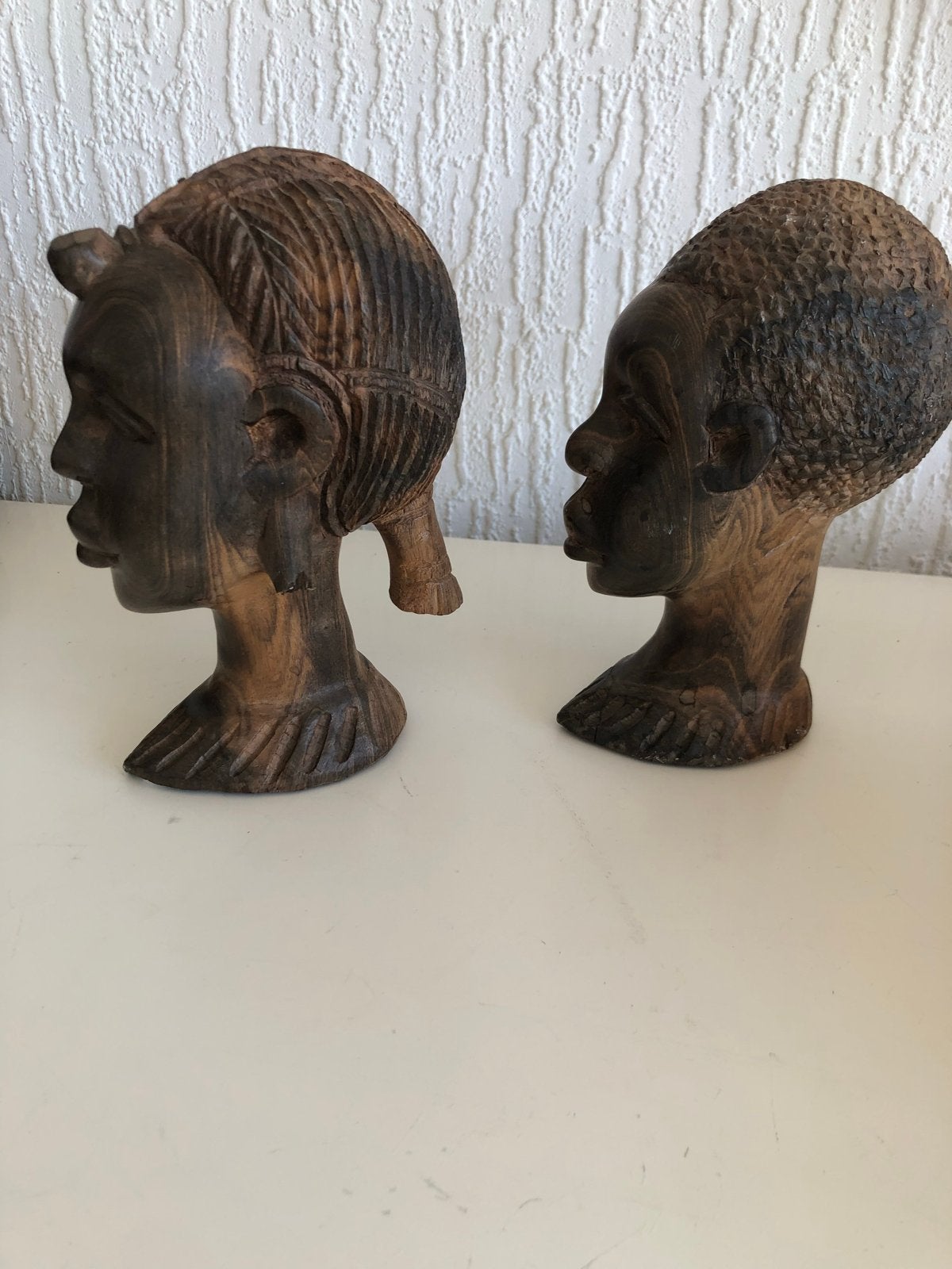 Twee handgesneden Afrikaanse houten bustes, Antiek en Kunst, Ophalen, Buste, Handgemaakt, 20 - 50 cm