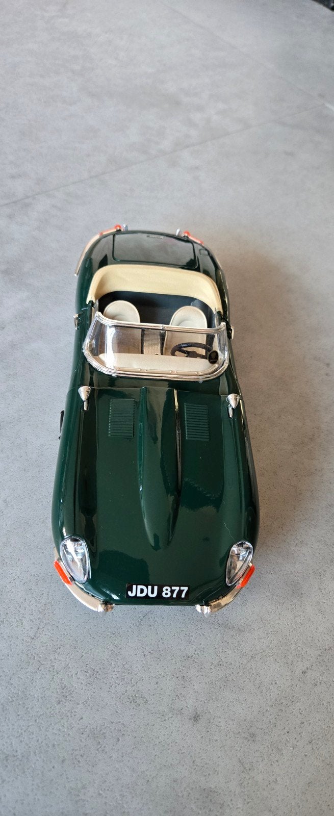 Bburago modelauto Jaguar E 1961 groen 1:18 
Schaal 1:18., Hobby en Vrije tijd, Ophalen of Verzenden, Gebruikt, Auto, Bburago