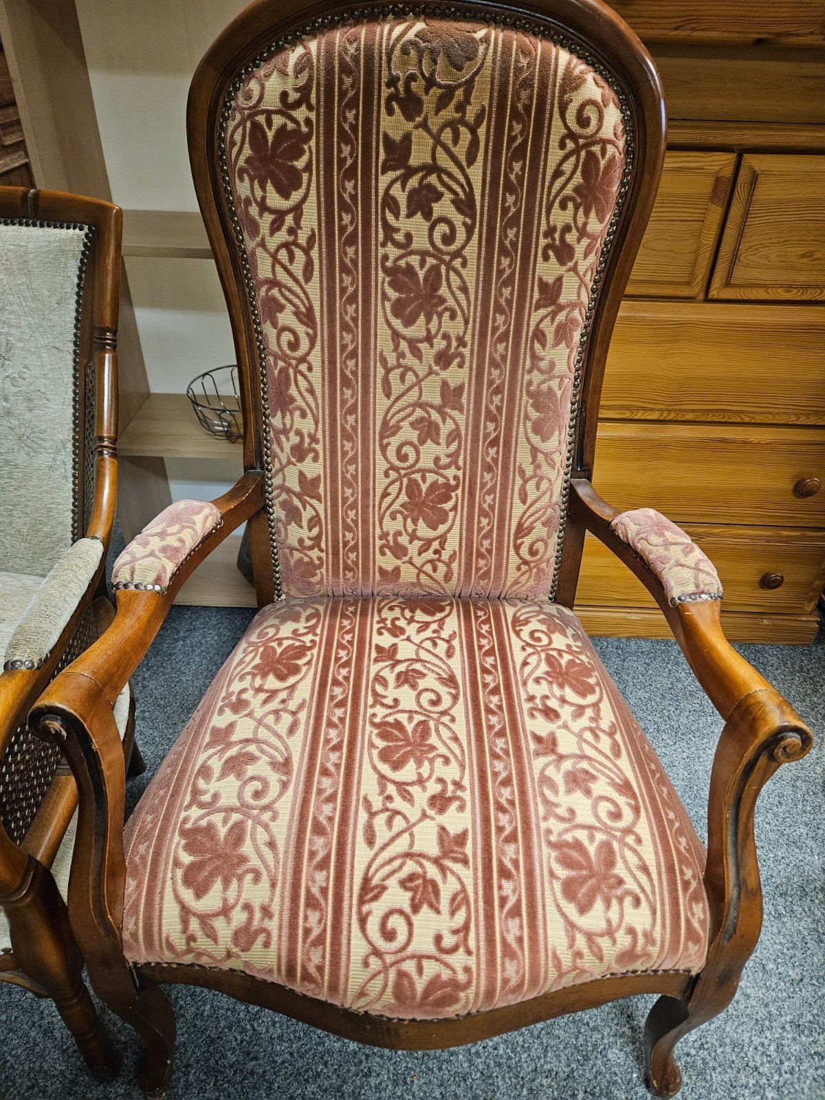 Antieke stoel met bloemmotief, Ophalen