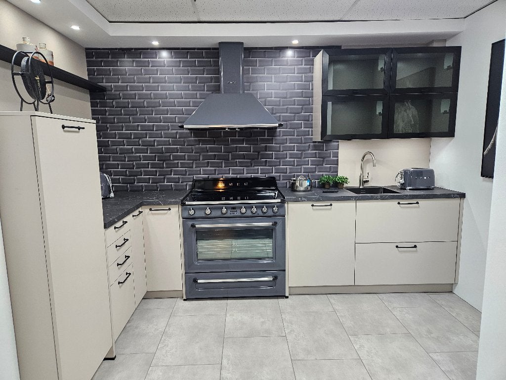 Showroomkeuken Kasmir met smeg en bosch apparatuur, Huis en Inrichting, Ophalen, 200 cm of meer, 200 cm of meer, 50 tot 75 cm
