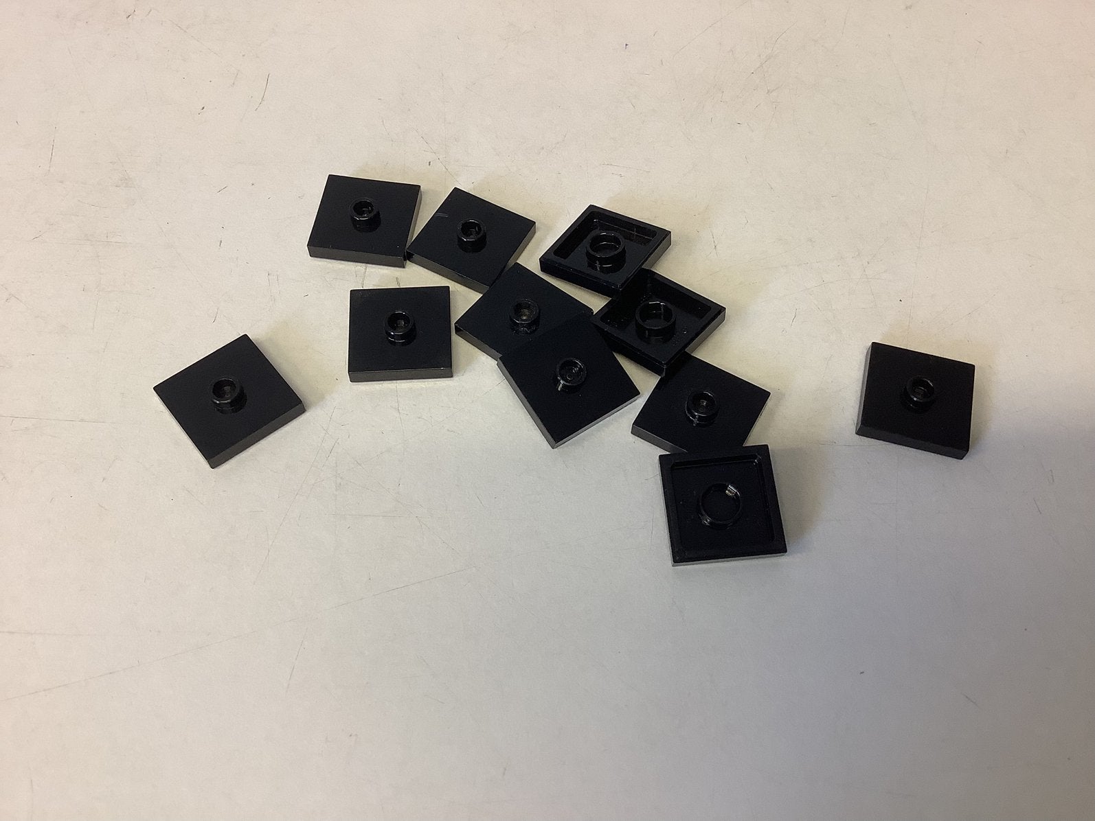 Lego plaat aangepast 2x2 met nop in het midden zwart, Ophalen of Verzenden, Gebruikt, Losse stenen, Lego
