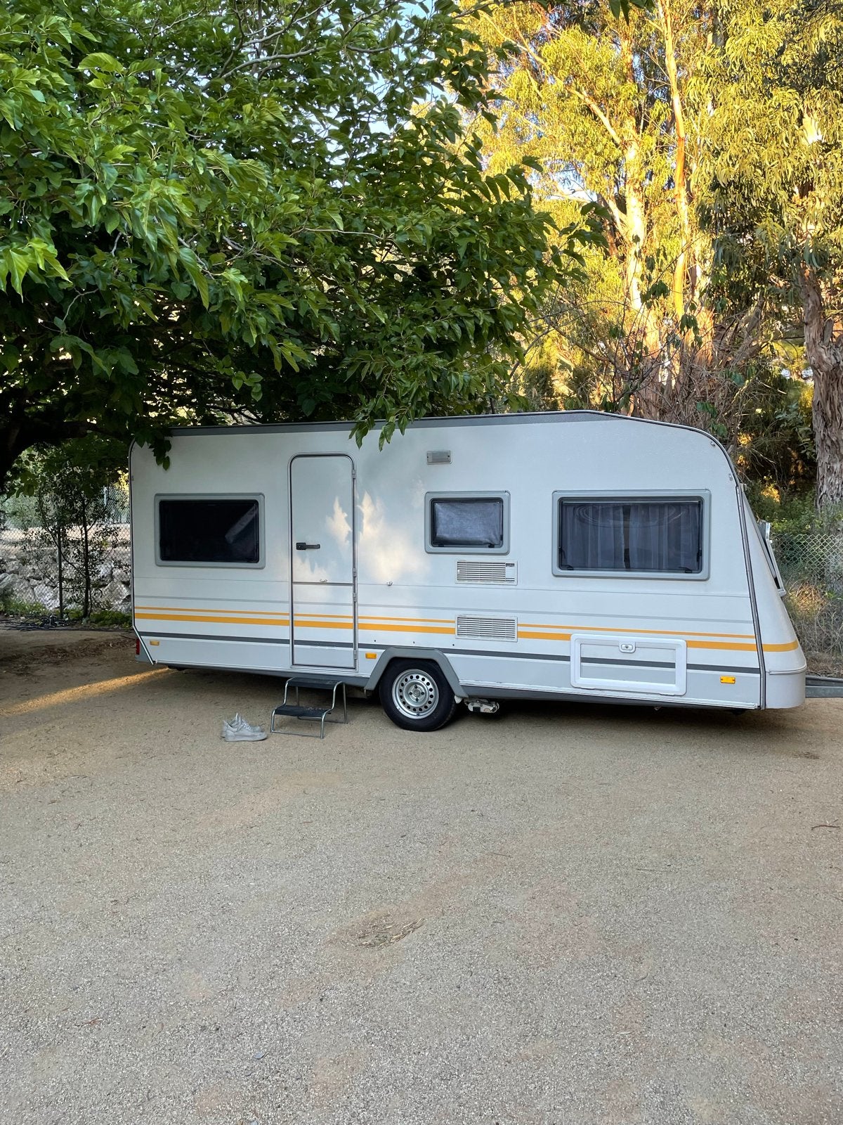 Knaus Sudwind 485 in Spanje met Airco, inboedel en luifel, Caravans en Kamperen, Caravans, Vast bed, Rondzit, Airco, Particulier