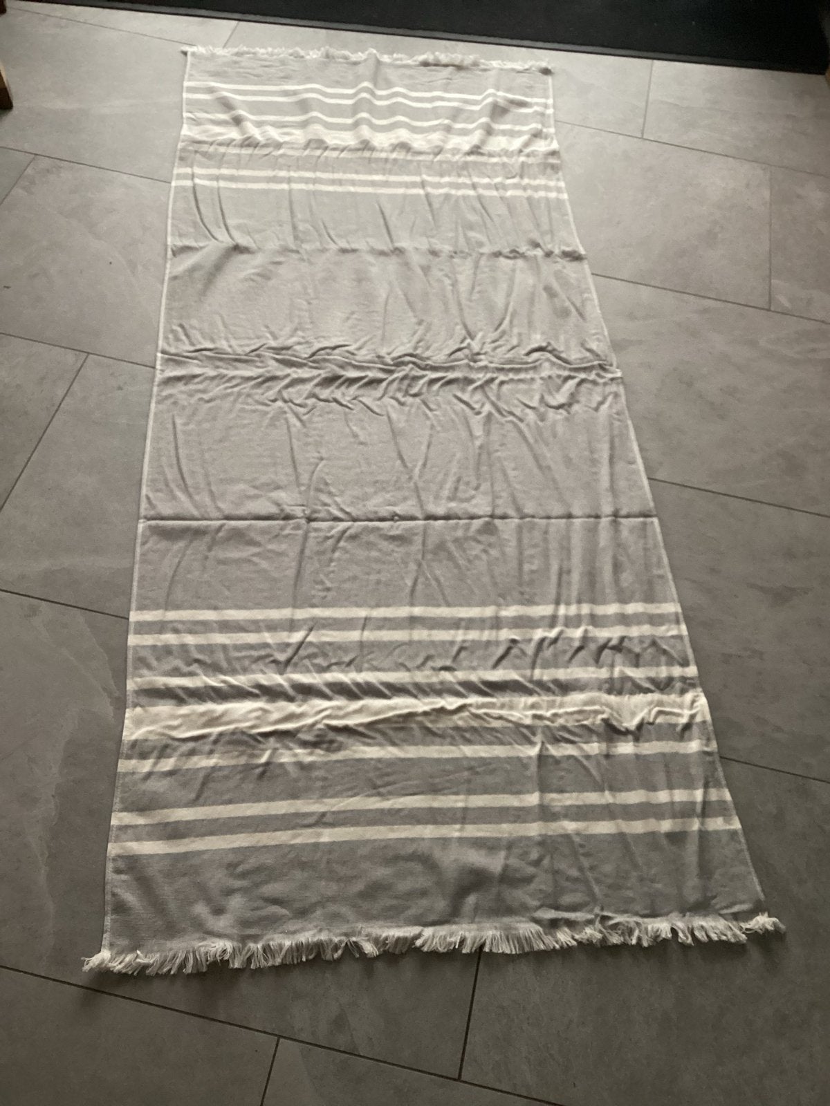 Nieuwe hammam handdoek met badstof achterkant 180x80 cm, Ophalen of Verzenden, Nieuw, Grijs, Handdoek