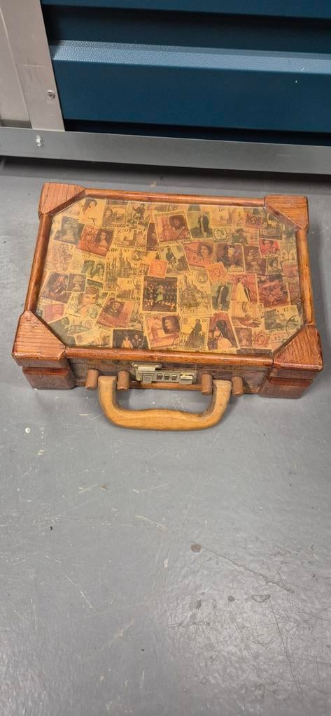 Vintage houten koffer met postzegeldecoratie, Ophalen of Verzenden, Gebruikt