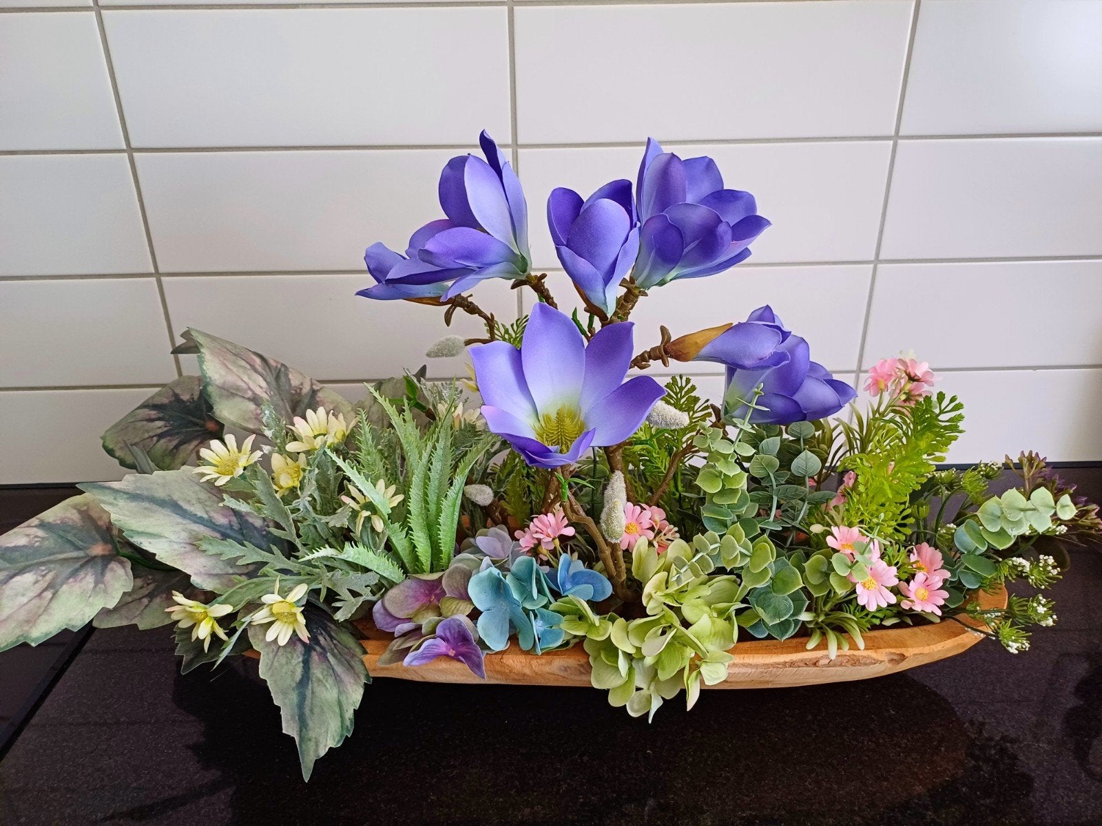 Kleurrijk kunstbloemstuk in rustieke houten schaal, Ophalen of Verzenden, Nieuw