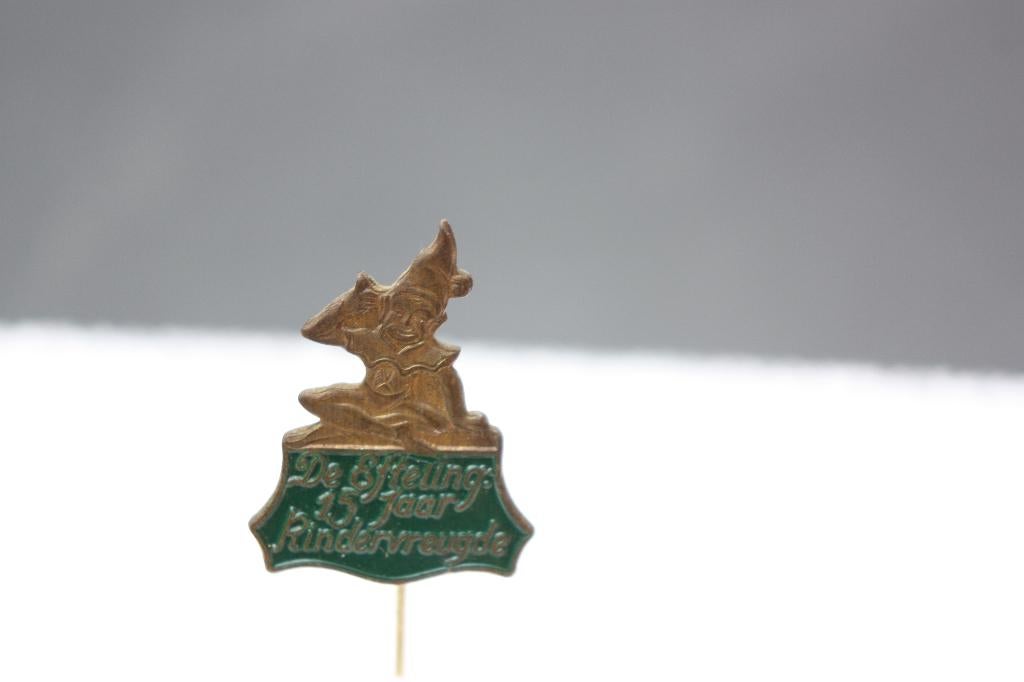 Mooie oude pin De Efteling 15 jaar Kindervreugde kleur groen, Verzamelen, Efteling, Ophalen of Verzenden, Gebruikt, Overige typen