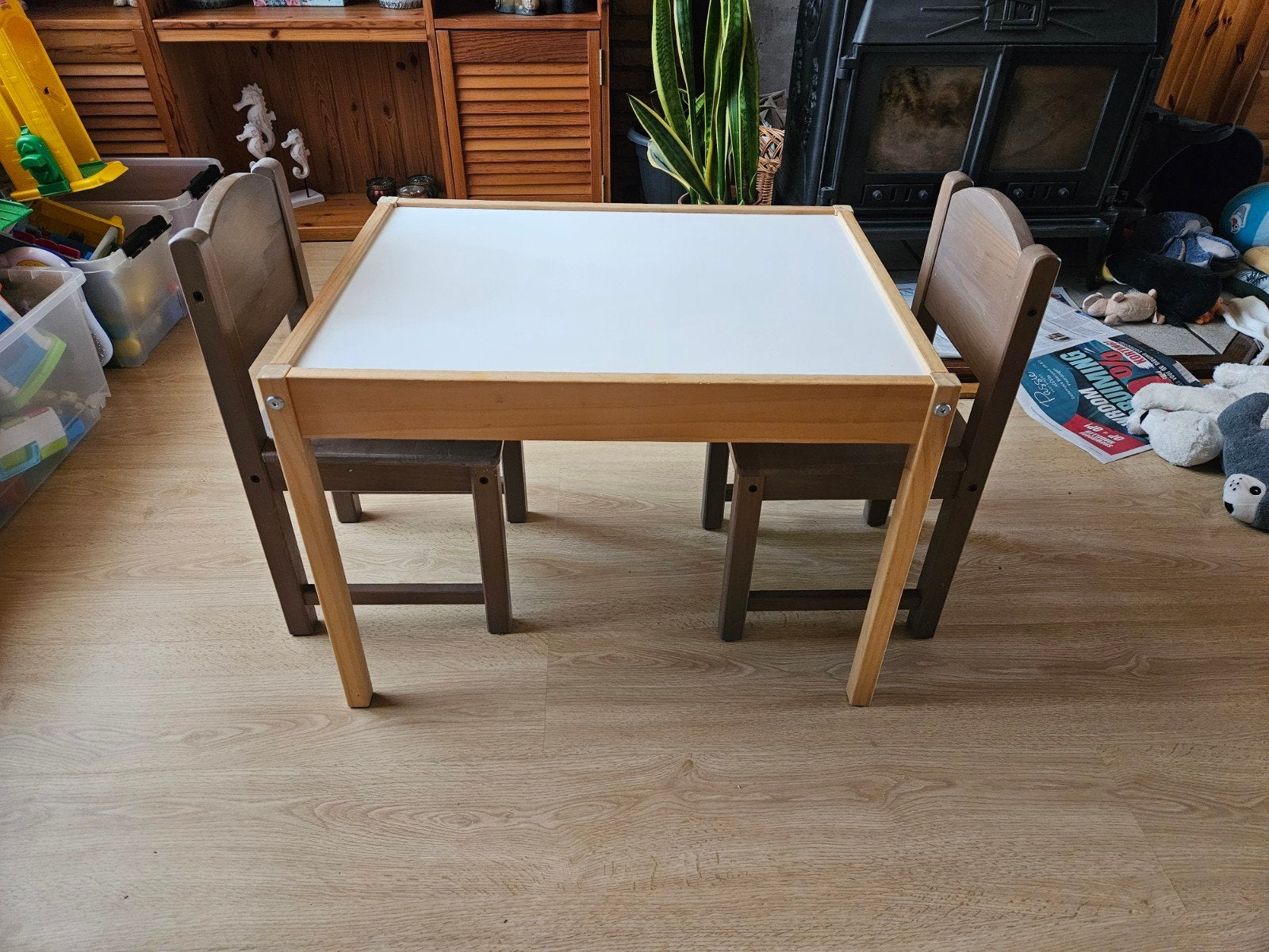 IKEA LÄTT kindertafel met 2 sundvik stoelen, Kinderen en Baby's, Kinderkamer | Tafels en Stoelen, Ophalen, Gebruikt, Tafel(s) en Stoel(en)