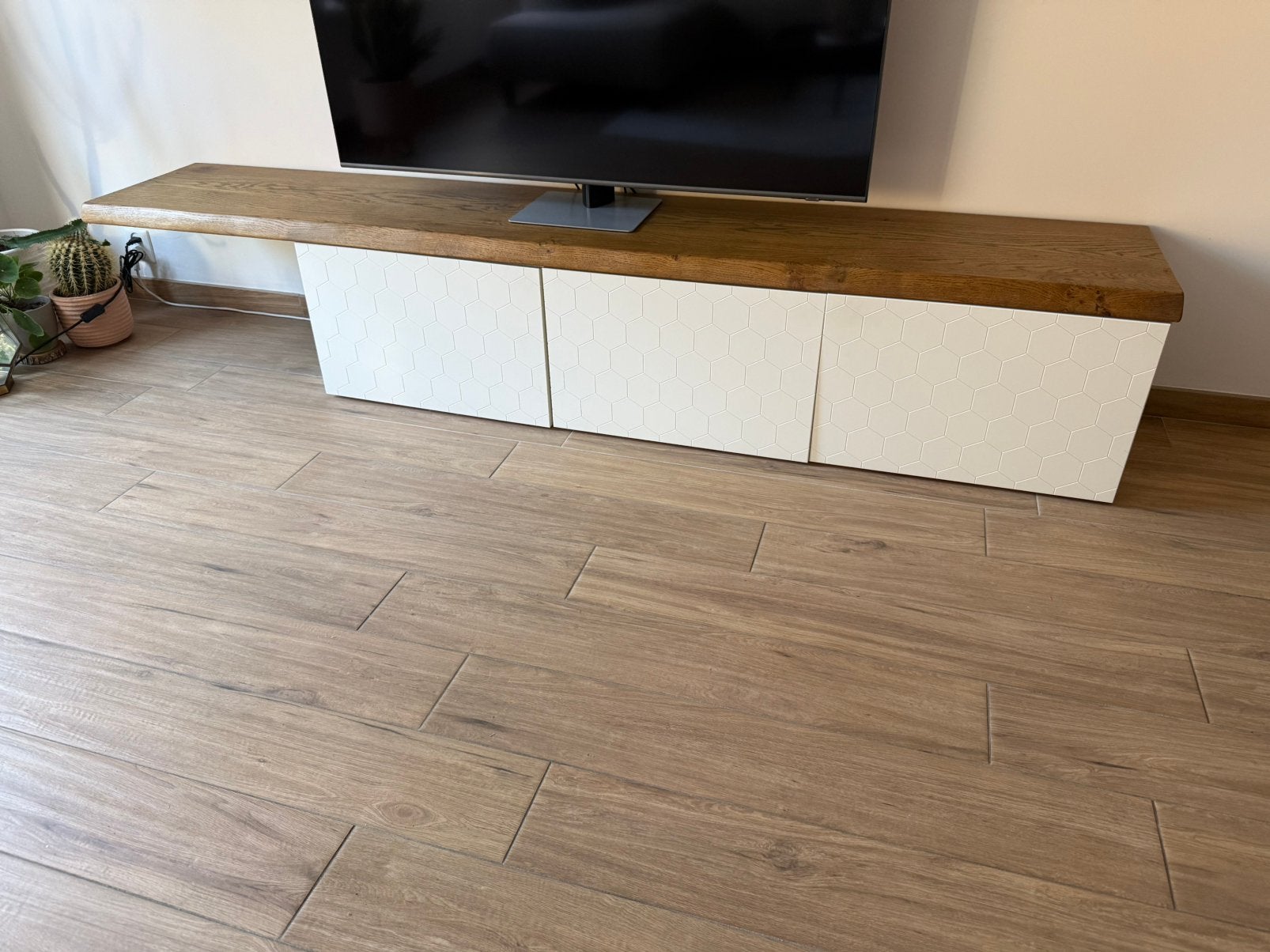 Ikea Besta TV-meubel met boomstamplank, Ophalen, 25 tot 50 cm, Minder dan 100 cm
