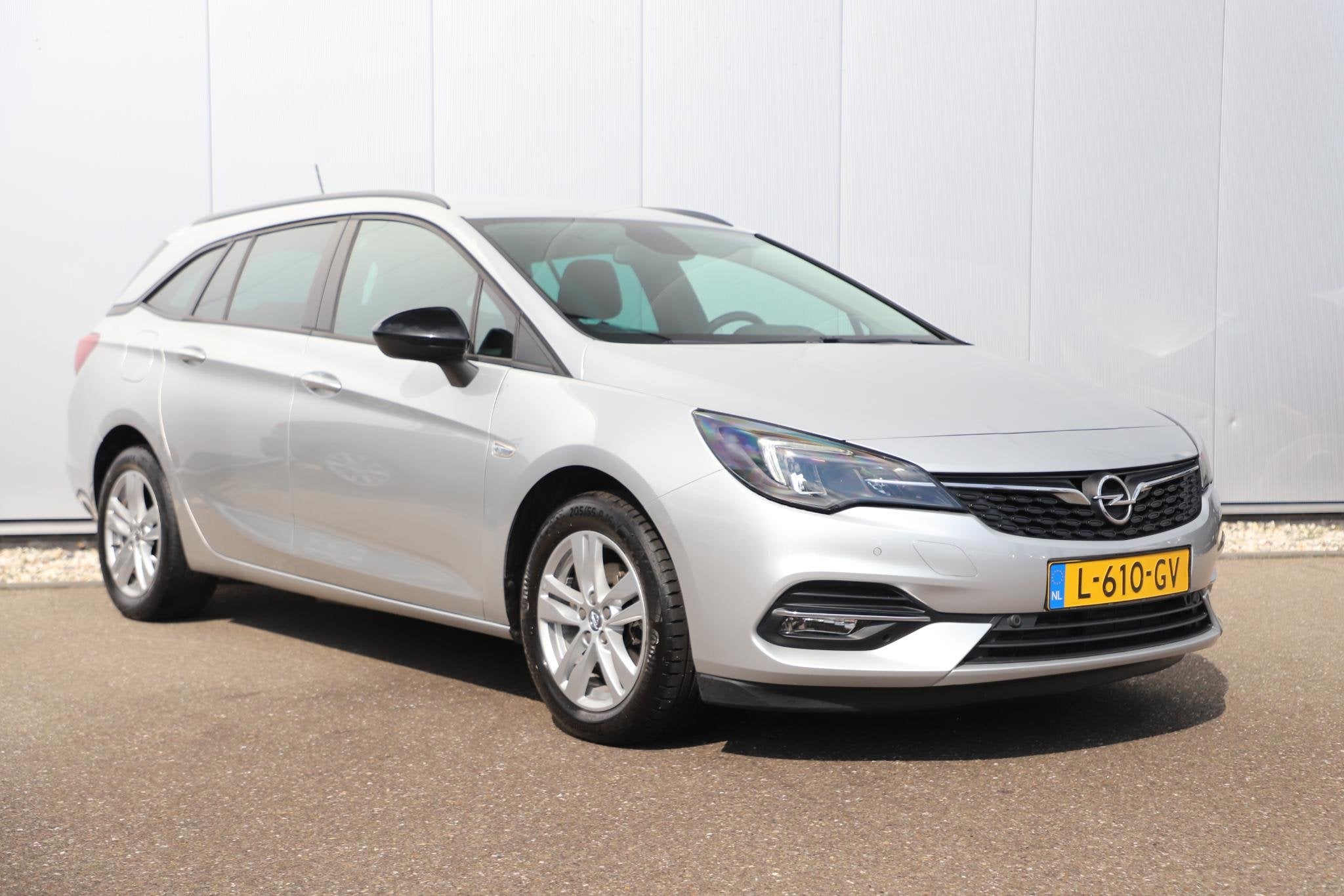 Opel Astra Sports Tourer 1.2 Edition 110PK Navigatie Achteru, Auto's, Voorwielaandrijving, Gebruikt, 1199 cc, Met garantie (alle)