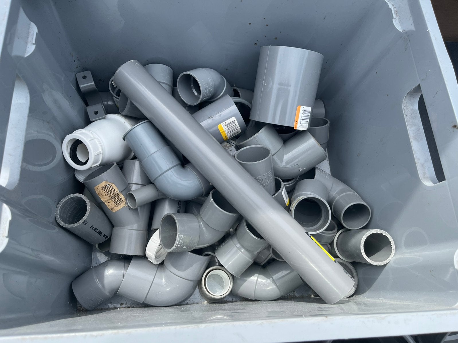 Bak met PVC installatiemateriaal en PVC gel, Ophalen, Zo goed als nieuw, Pvc