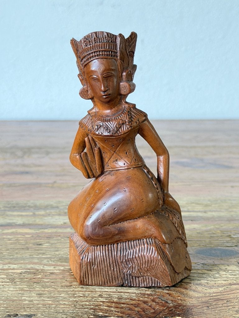 Sculptuur - Balinees houten beeld zittende danseres, Houtsnijwerk, Minder dan 20 cm, Ophalen of Verzenden, Handgemaakt