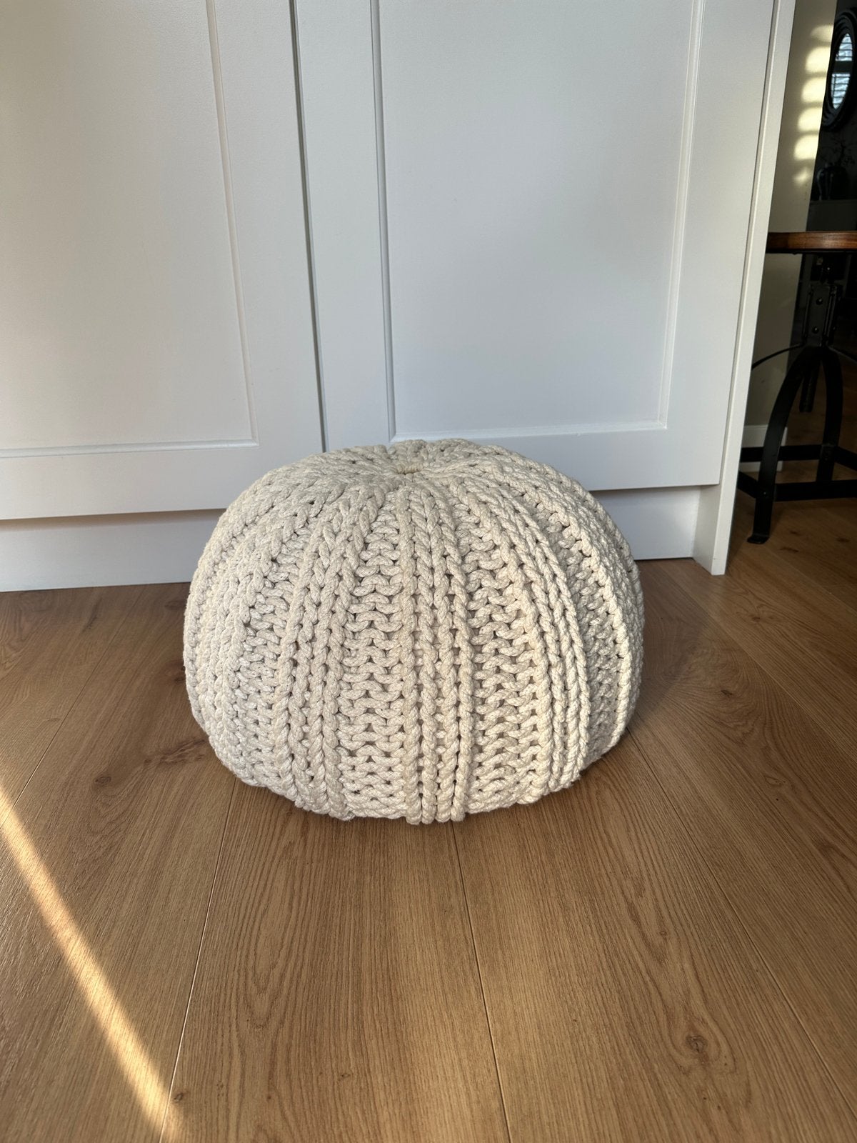 Gehaakte poef in kleur crème beige, Ophalen, Minder dan 50 cm, Rond, Minder dan 50 cm
