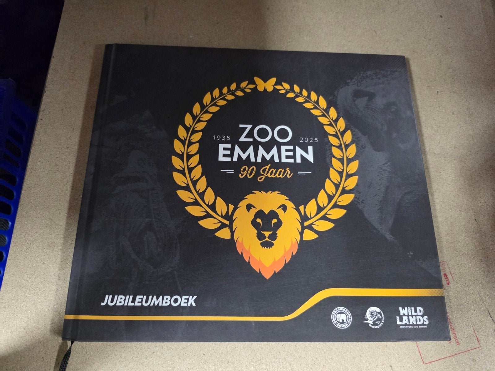 Jubileumboek Zoo Emmen 90 Jaar - Wildlands Adventure Zoo, Boeken, Ophalen of Verzenden, Zo goed als nieuw, Onbekend (uitgegeven in eigen beheer)