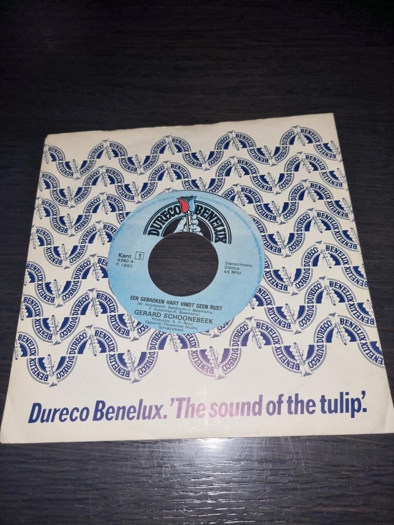 Piratensingle  Gerard Schoonebeek: een gebroken hart vindt, Ophalen of Verzenden, Gebruikt, 7 inch, Levenslied of Smartlap