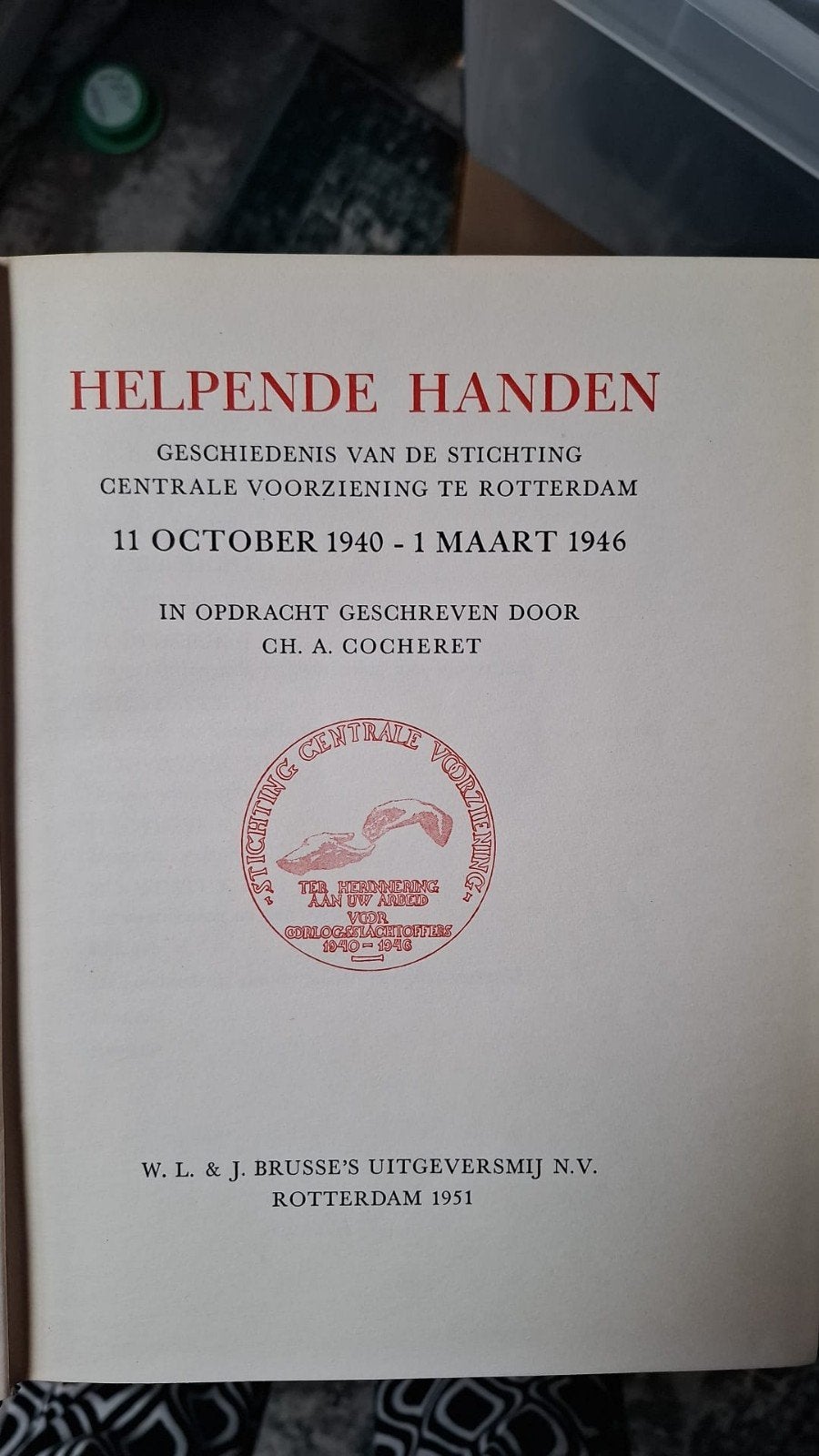 Helpende Handen: Geschiedenis Centrale Voorziening Rotterdam, Ophalen of Verzenden, Tweede Wereldoorlog, Gelezen, Ch. A. Cocheret