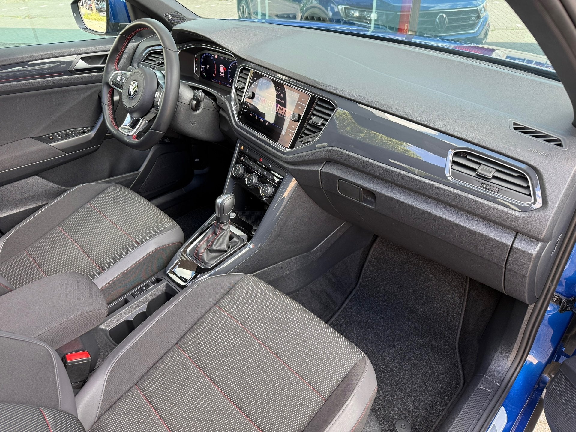 Volkswagen T-Roc 1.5 TSI Sport Business R - Automaat - Pano/, Auto's, Volkswagen, 1254 kg, 4 cilinders, 150 pk, Blauw