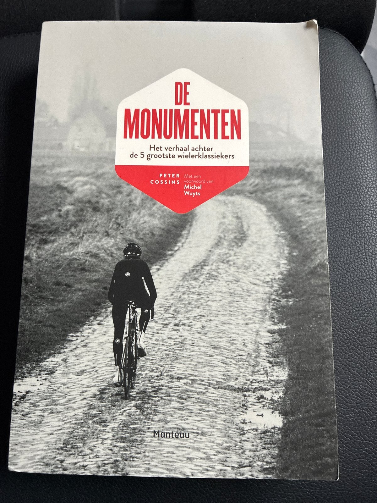 De Monumenten: Het verhaal achter de 5 grootste wielerklassi, Ophalen of Verzenden, Zo goed als nieuw, Lopen en Fietsen