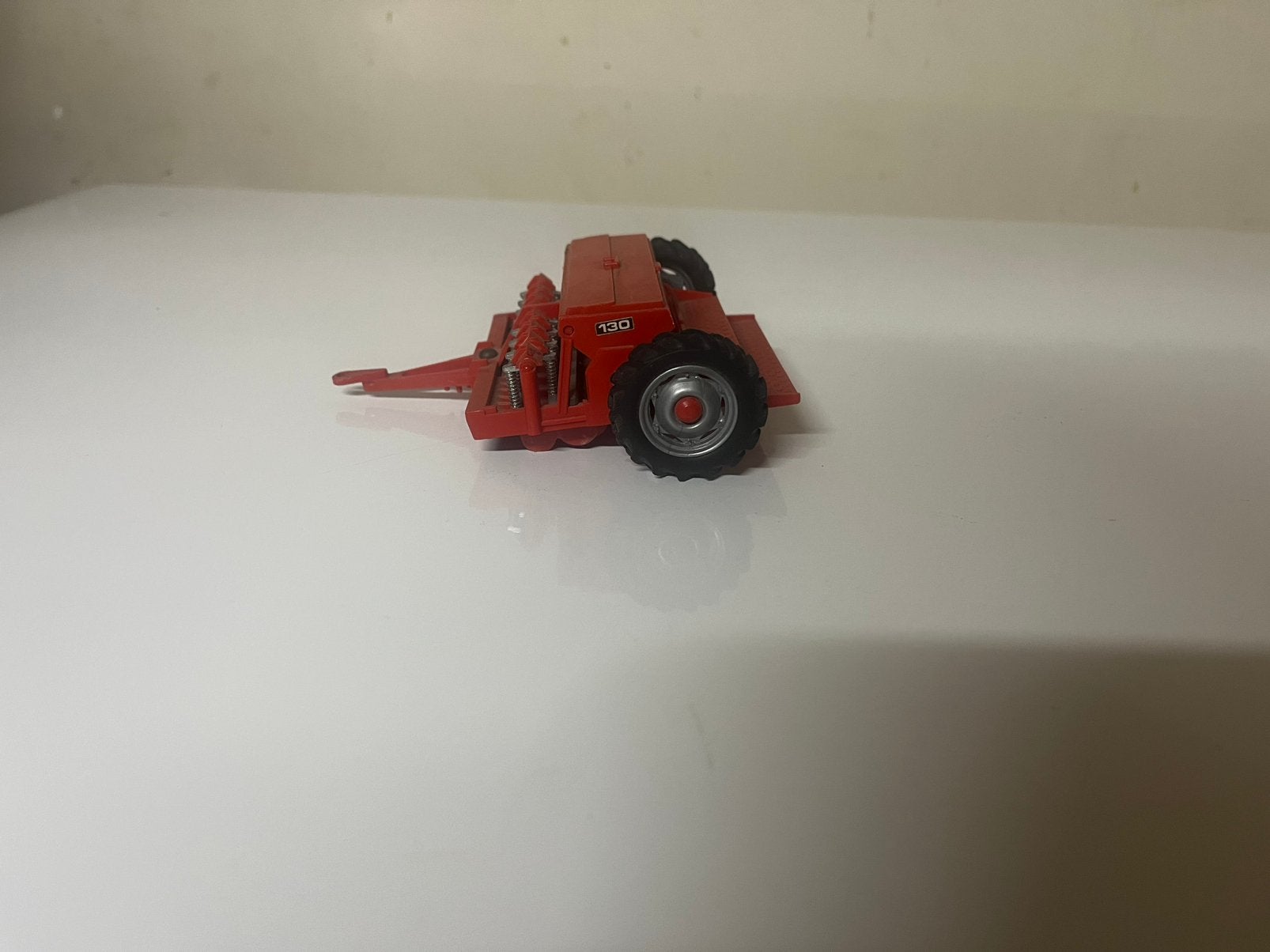 Britains 9577, Massey Ferguson 130 Zaaimachine, Schaal 1:32, Ophalen of Verzenden, Zo goed als nieuw, Tractor of Landbouw, Britains