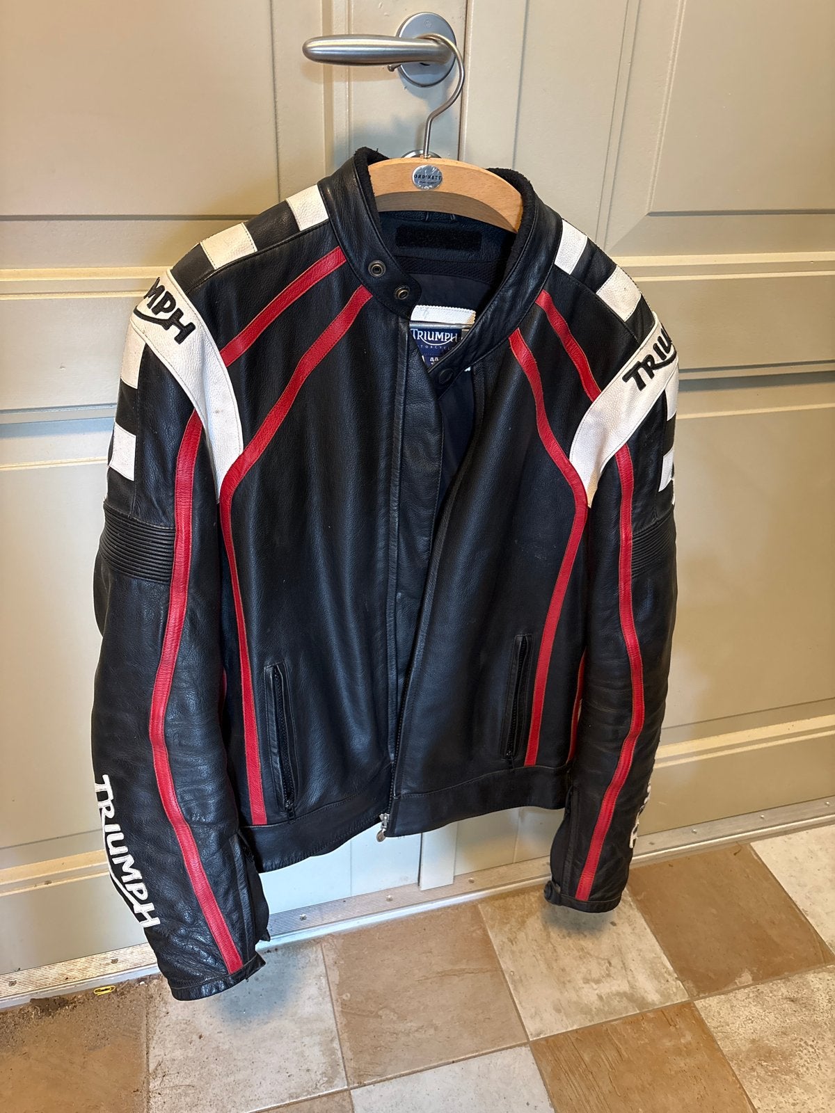 Triumph Leren Motorjas - Zwart/Rood/Wit, Motoren, Kleding | Motorkleding, Ophalen of Verzenden, Tweedehands, Heren, Jas | leer