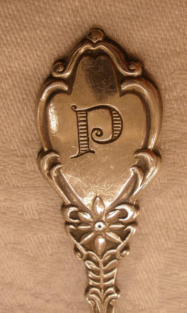 Oud zwaar verzilverd lepeltje - letterlepeltje - Letter P, Ophalen of Verzenden